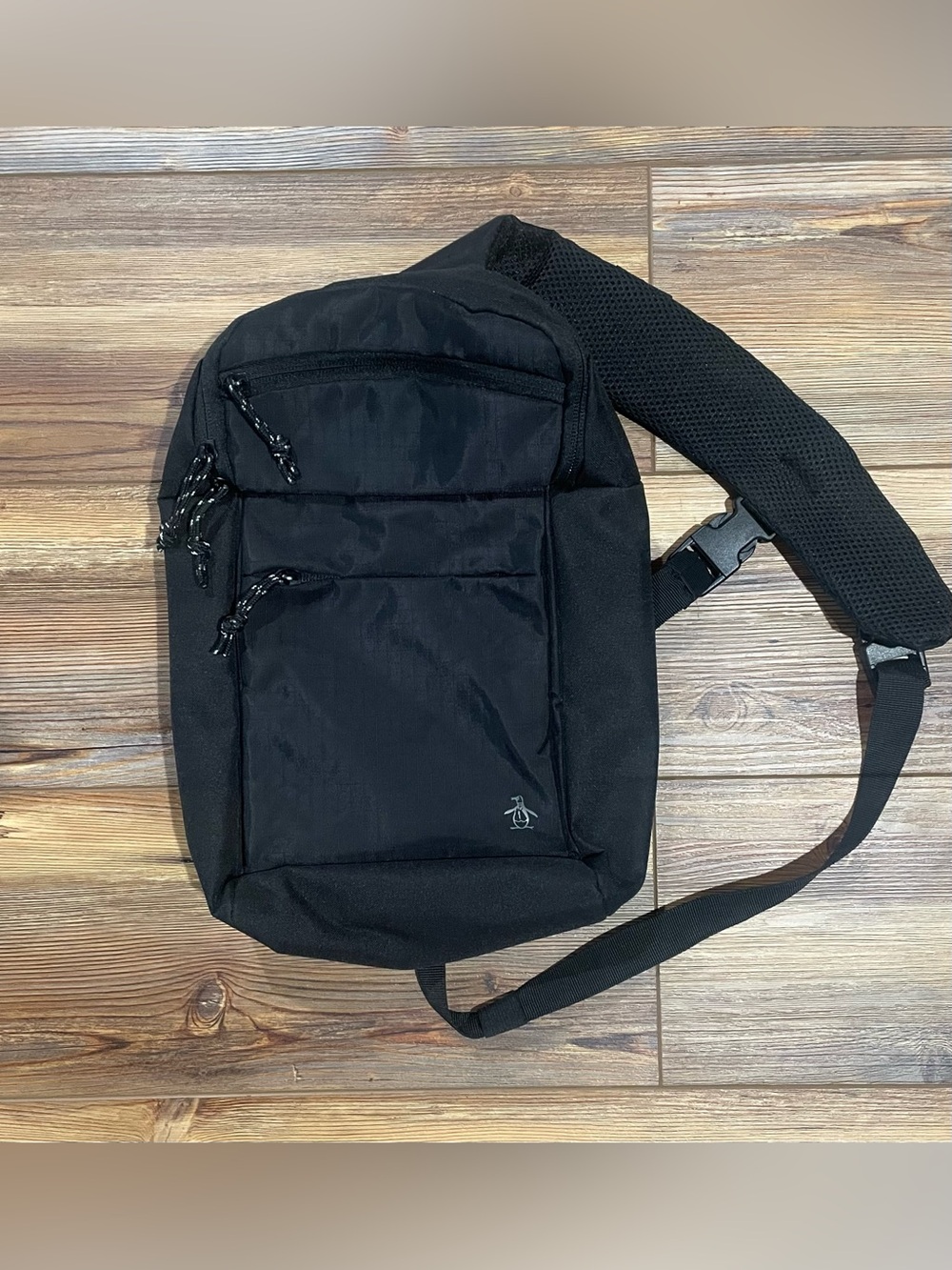 ORIGINAL PENGUIN Sleek Black Sling Bag Crossbody Padded Adjustable Strap Mint